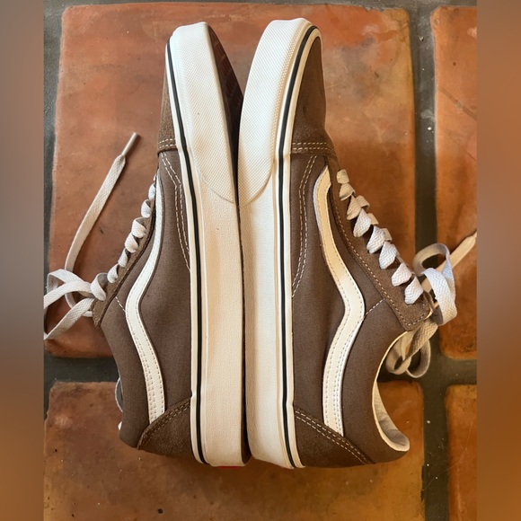 Vans. Only worn once. Size: women’s: 9.5/men’s: 8 - Picture 2 of 6